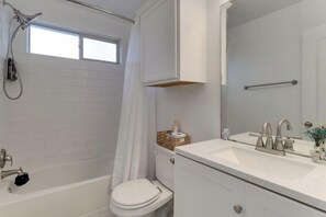 Dusche, Haartrockner, Handtücher, Seife