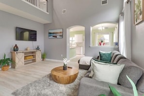 Smart TV - Spacious Modern Home• Mins to downtown Austin & The Domain• SXSW• ACL (Manor)