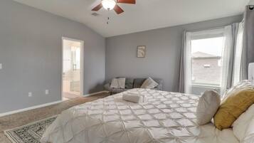 4 quartos, escrivaninha, ferros/tábuas de passar roupa, berço de viagem