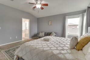 4 Schlafzimmer, Schreibtisch, Bügeleisen/Bügelbrett, Reisekinderbett