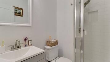 Chuveiro, secador de cabelo, toalhas de banho, sabonete