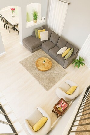 Smart TV - Modern Family Retreat• WiFi• 5 Mins to Austin• Yard• 4BR (Manor)