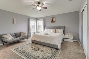 4 makuuhuonetta, työpöytä, silitysrauta/-lauta, vauvan matkasänky