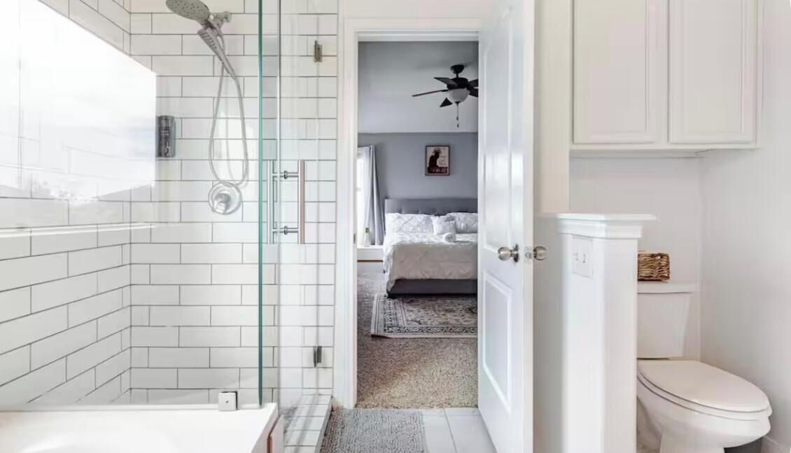 Een douche, een haardroger, handdoeken, zeep