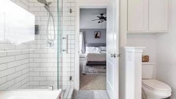 Een douche, een haardroger, handdoeken, zeep