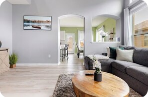 Smart TV - Modern 4BR Retreat• Mins to downtown Austin & The Domain• SXSW• ACL (Manor)