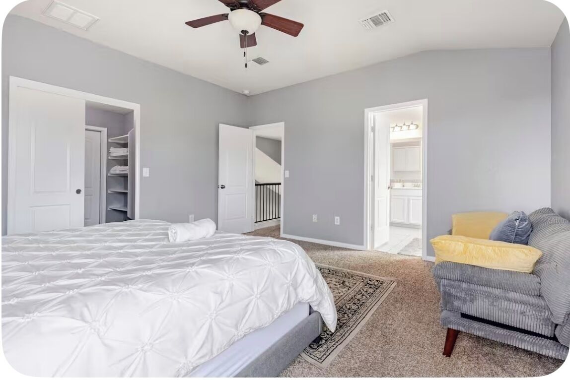 4 dormitorios, escritorio, tabla de planchar con plancha y cuna de viaje