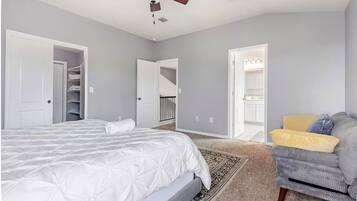 4 dormitorios, escritorio, tabla de planchar con plancha y cuna de viaje