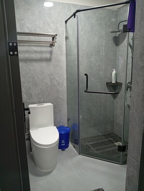 Shower, towels, toilet paper - Cozy vibes homes (Nairobi)