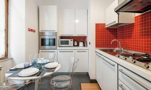 Kühlschrank, Mikrowelle, Geschirrspüler, Toaster