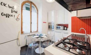 Fridge, microwave, dishwasher, toaster - Welcome to the heart of La Spezia! We offer a beautiful holiday home located in the city center, ideal for couples, families or friends looking for an unforgettable stay.La Cittadella consists of two bedrooms, both tastefully furnished and equipped with  (La Spezia)
