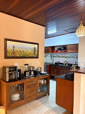 Jääkaappi, uuni, liesi, kahvin-/teenkeitin