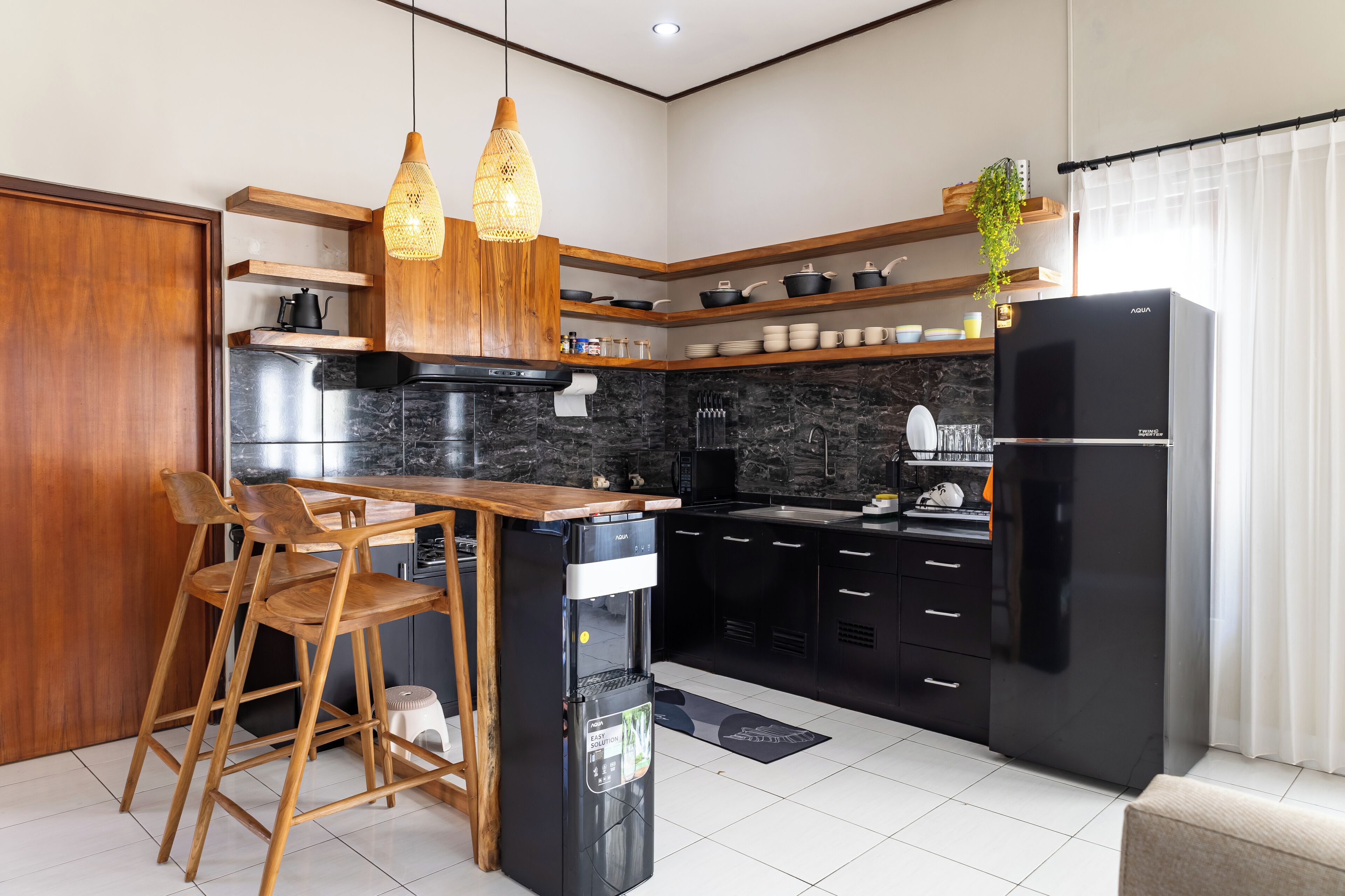 Kühlschrank, Mikrowelle, Herdplatte, Wasserkocher