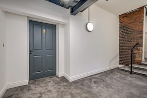 Interior - City Center! 2BR Apartment near Belfast City Hall (Belfast)