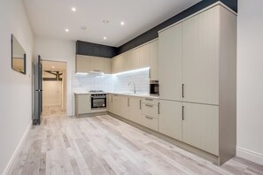 Jääkaappi, mikroaaltouuni, uuni, liesi