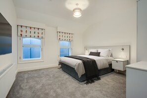 Iron/ironing board, free WiFi, bed sheets - City Center! 2BR Apartment near Belfast City Hall (Belfast)