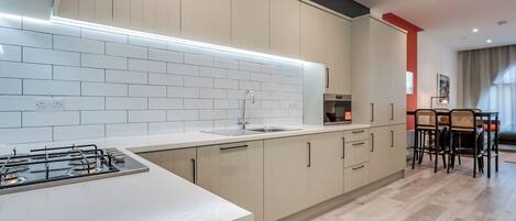 Kühlschrank, Mikrowelle, Ofen, Herdplatte