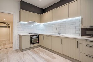 Fridge, microwave, oven, stovetop - City Center! 2BR Apartment near Belfast City Hall (Belfast)