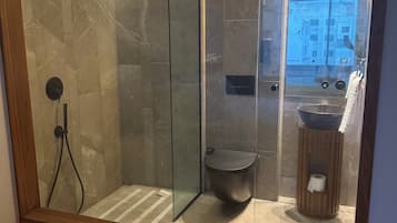 Sèche-cheveux, savon, papier toilette