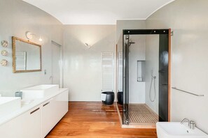 Shower, bidet, towels - Welcome to Bay View Home, a splendid apartment located in a modern villa, an oasis of luxury and comfort that is accompanied by its extraordinary characteristics.This exclusive residence offers 4 bedrooms, one perfectly arranged, and can accommodate up t (La Spezia)