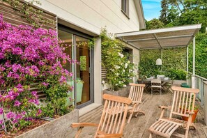 Outdoor dining - Welcome to Bay View Home, a splendid apartment located in a modern villa, an oasis of luxury and comfort that is accompanied by its extraordinary characteristics.This exclusive residence offers 4 bedrooms, one perfectly arranged, and can accommodate up t (La Spezia)
