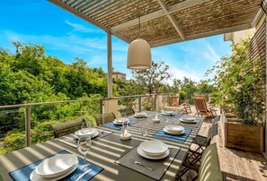 Outdoor dining - Welcome to Bay View Home, a splendid apartment located in a modern villa, an oasis of luxury and comfort that is accompanied by its extraordinary characteristics.This exclusive residence offers 4 bedrooms, one perfectly arranged, and can accommodate up t (La Spezia)