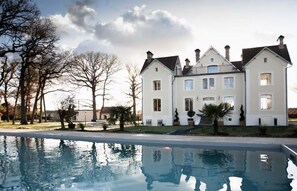 A large, two-story house with a swimming pool in the foreground. - Exceptional residence 1h15 from Paris, with padel court, swimming pool, 15 pers. (Courteilles)