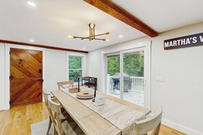 Dining - Bring Your Pup, Walk to Beach! Vineyard Haven Home (Vineyard Haven)