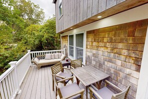 Outdoor dining - Bring Your Pup, Walk to Beach! Vineyard Haven Home (Vineyard Haven)