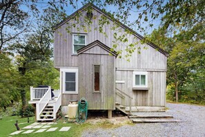 Exterior - Bring Your Pup, Walk to Beach! Vineyard Haven Home (Vineyard Haven)