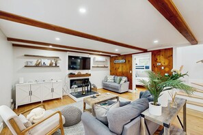 TV, books - Bring Your Pup, Walk to Beach! Vineyard Haven Home (Vineyard Haven)
