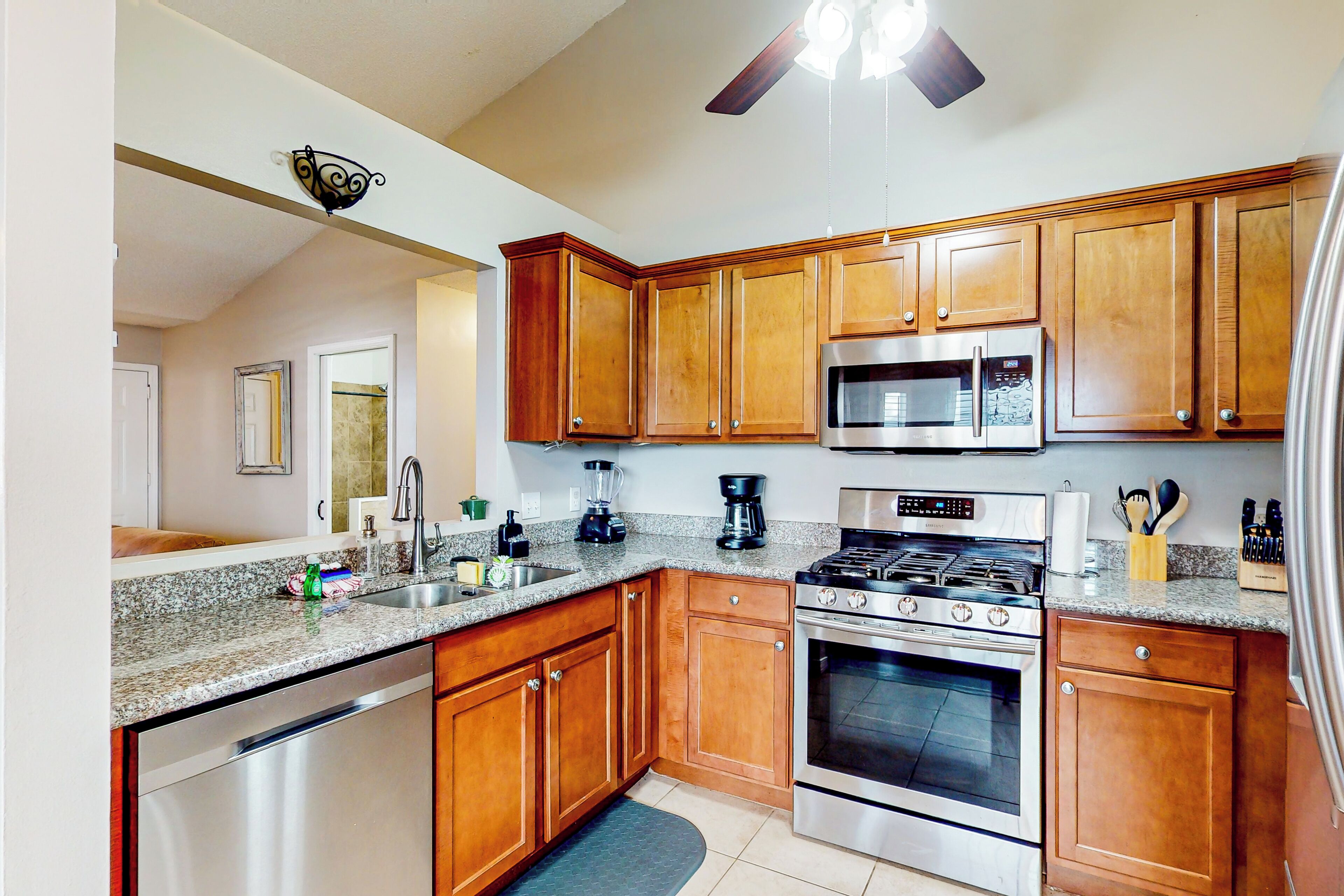 Køleskab, mikrobølgeovn, kogeplade, opvaskemaskine