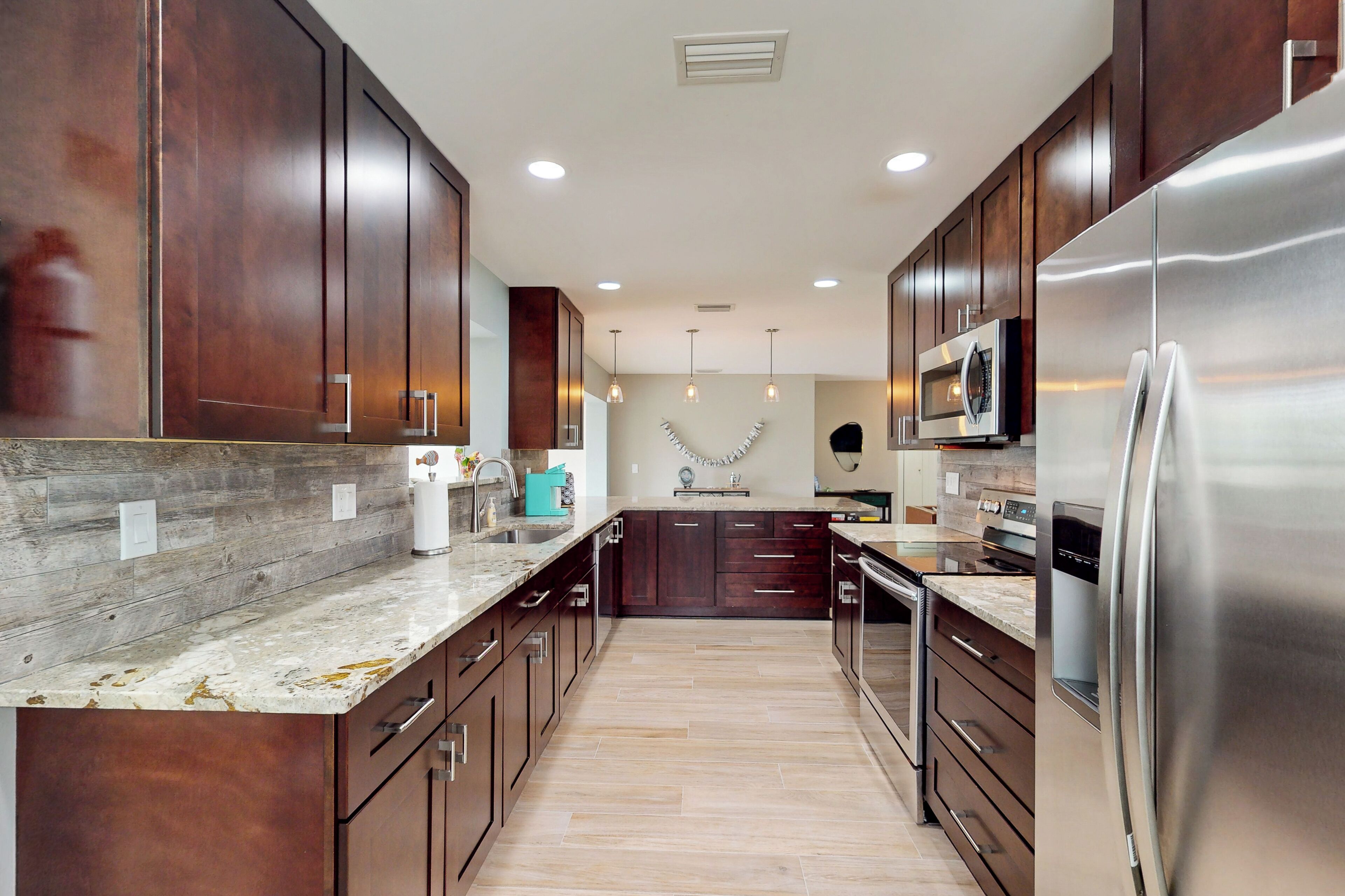 Kühlschrank, Mikrowelle, Herdplatte, Geschirrspüler