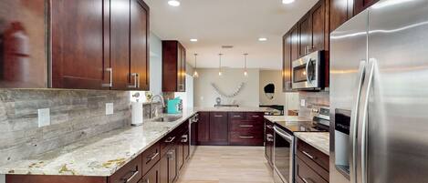 Kühlschrank, Mikrowelle, Herdplatte, Geschirrspüler