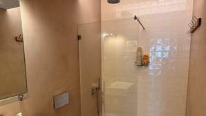 A modern bathroom with a glass-enclosed shower, a white sink, and a mirror. - The Crucifixo Collection - Serene (Lisboa)