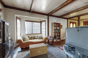 TV, fireplace, DVD player - Charming Cottage in Big Bear: 9 Mi to Bear Mtn (Big Bear)