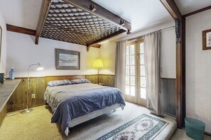 Travel cot, Internet, bed sheets - Charming Cottage in Big Bear: 9 Mi to Bear Mtn (Big Bear)