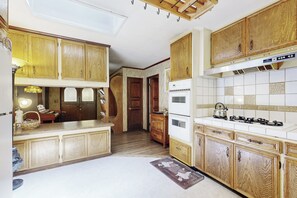 Fridge, microwave, stovetop, dishwasher - Charming Cottage in Big Bear: 9 Mi to Bear Mtn (Big Bear)