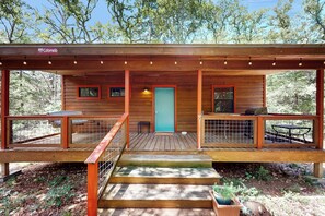 Eine Holzhütte mit Veranda, einer Tür und einem Schild, das anzeigt, dass sie sich in Colorado befindet.