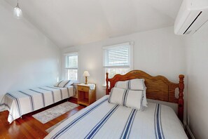 3 bedrooms, iron/ironing board, Internet - Charming 3BR Cottage Near the Beach w/ Deck (Oak Bluffs)