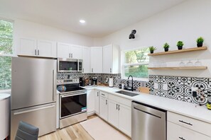 Fridge, microwave, stovetop, dishwasher