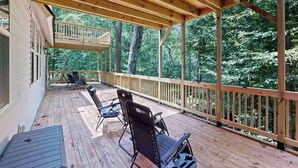 A wooden deck with a railing, chairs, and a table. - Forest Views & Grill! Lynchburg Treehouse Retreat (Lynchburg)