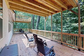 Terrace/patio - Forest Views & Grill! Lynchburg Treehouse Retreat (Lynchburg)