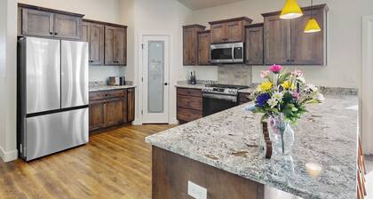 5 BR Home w/ Fireplace, Grill & Mountain Views