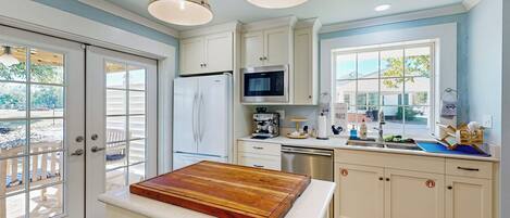 Fridge, microwave, stovetop, dishwasher