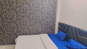 Triple Room, Air conditioning | Desk, laptop workspace, rollaway beds, free WiFi - Shlok Homestay (Varanasi)