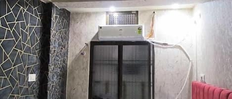 Quarto luxo, ar-condicionado | Escrivaninha, espaço de trabalho para notebook