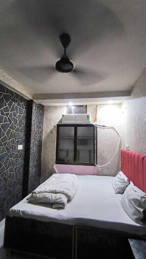 Deluxe Room, Air conditioning | Desk, laptop workspace, rollaway beds, free WiFi