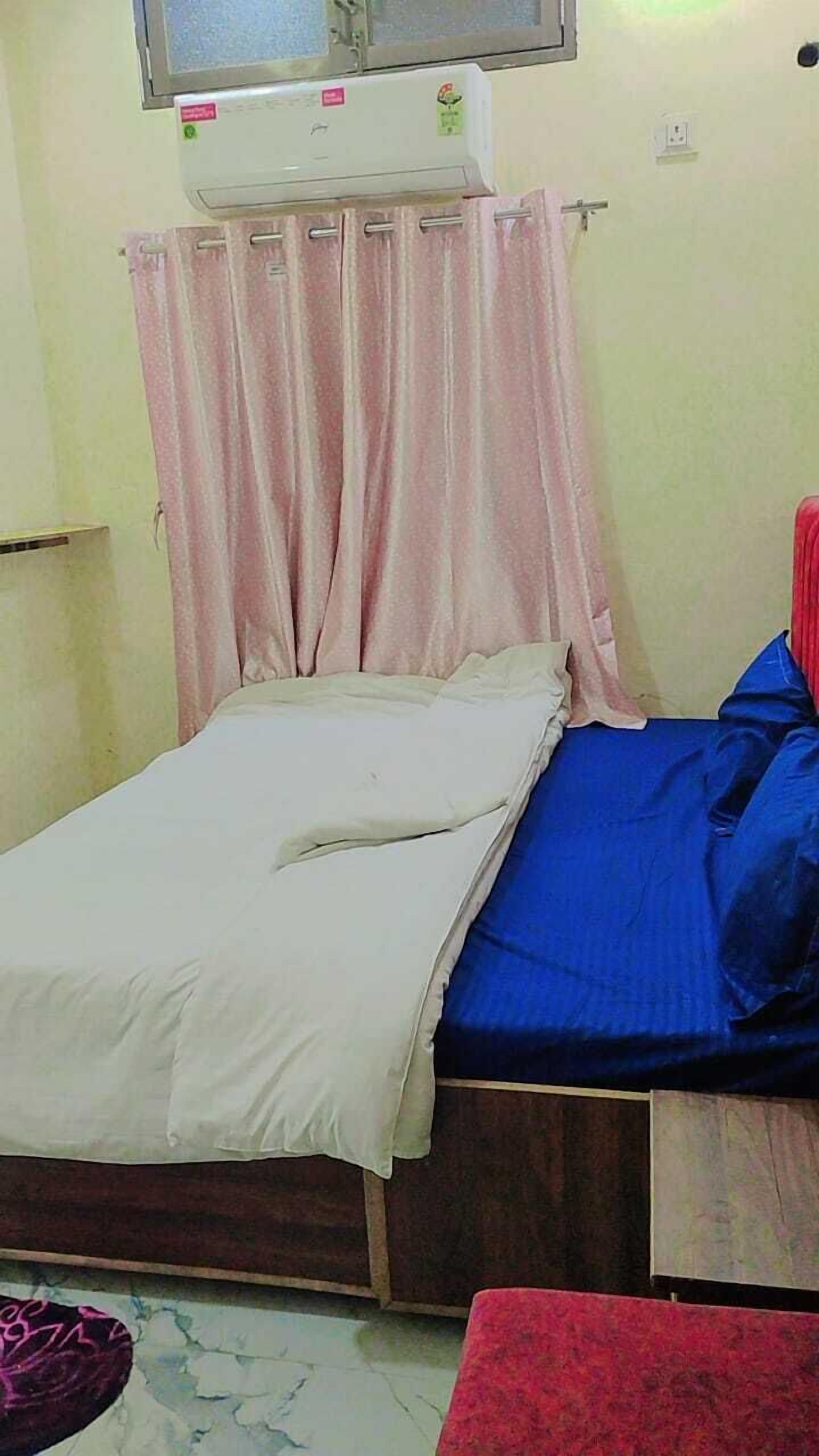 Desk, laptop workspace, rollaway beds, free WiFi