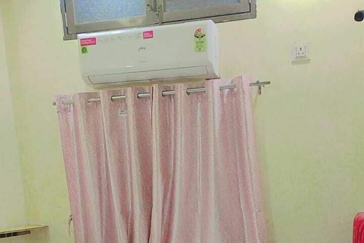 Desk, laptop workspace, rollaway beds, free WiFi